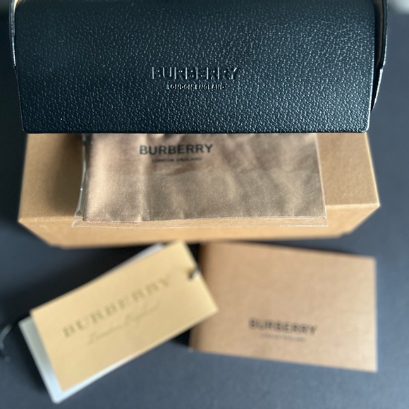 Burberry sunglasses - Picture 3 of 3